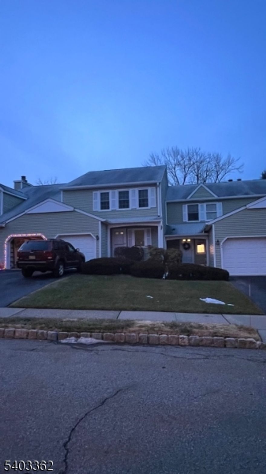 Townhouse with 2 bedroom 2 full bathrooms.