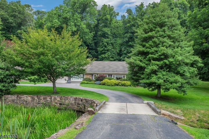 Photo 1 of 20 — 112 E Valley Brook Rd, Washington Twp., NJ 07853