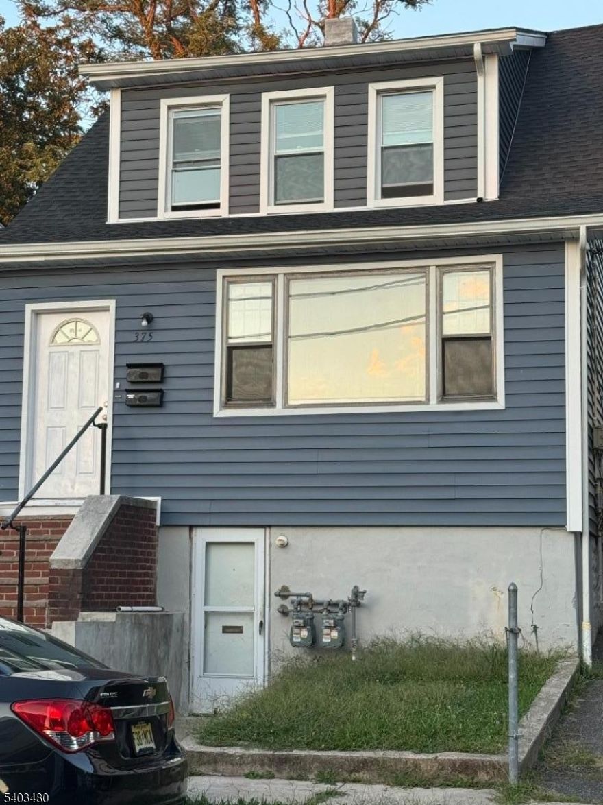 Beautiful renovated 2 bedrooms apartment, close to transportation, shopping area and major highways.