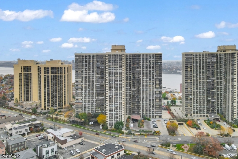 Winston Towers 300 - Residential