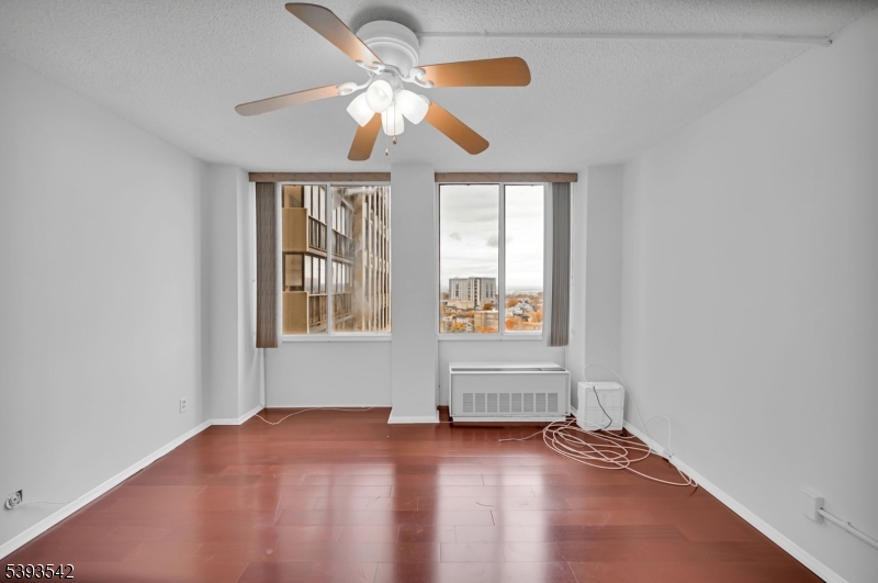 Winston Towers 300 - Residential