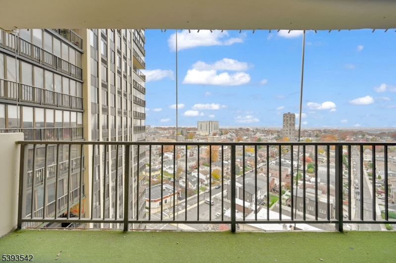 Winston Towers 300 - Residential