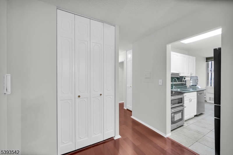 Winston Towers 300 - Residential