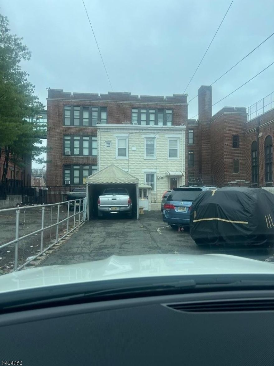 SINGLE FAMILY OFFERING LIV RM, DINNING RM, 4 BEDS 2.5 BATHS, CAN BE USE AS A MOTHER-DAUGHTER HOME. SALE INCLUDE A SEPARETE LOT WHICH IS 25X101 BLOCK 4608 LOT 20.