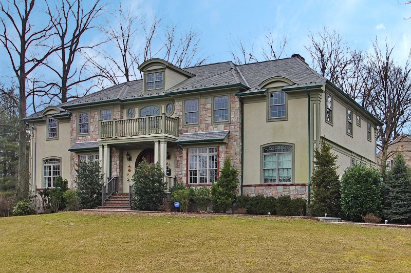 Combine luxury, comfort, elegance & gracious living in this 5 bdrm 5.1 bth Center Hall Colonial located in sought after Westfield. Ideally situated on a quiet suburban locale but near major highways. Enter thru Jeld-Wen door into magnificent home w/open flrplan, 18' hi ceiling in Great Room,  perfect for entertaining. Gourmet EIK is epicure's delight w/ granite cntrtps, Brook cabinetry, Center Island  & upgraded appliances. Amenities abound incl high, coffered & tray ceilings, millwork, crown molding, hdwd flrs, multiple frplcs, front yd sprinklers, wiring for audio & computer systems, spacious deck, 3 car garage, paver walkway & Belgian block curbing.The finished basement features a wet bar + enormous steam room & exercise equipment area. Convenient to NYC transportation, shopping, parks & more. A MUST SEE!