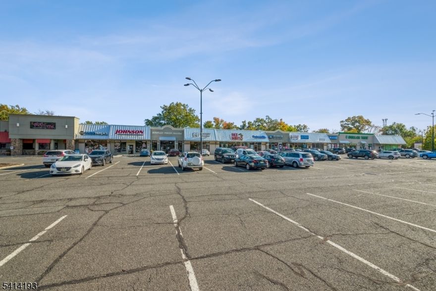 UNBELIEVABLE: WELL KNOWN, WELL MAINTAINED, PRESTIGIOUS "ARTHUR'S PLAZA" LOCATION, 1600 SF RETAIL STORE FOR LEASE. HIGH VISIBILITY, 53,000 CARS DAY PASS THIS CENTER, PYLON SIGNS, 200 SURFACE PARKING SPACES, OFFER AT $16 SF NNN ($8.75)