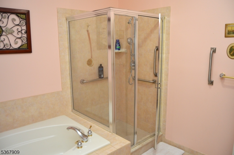 Rochelle Park Twp., New Jersey 07662, United States, 2 Bedrooms Bedrooms, ,2 BathroomsBathrooms,Residential,Active,160552