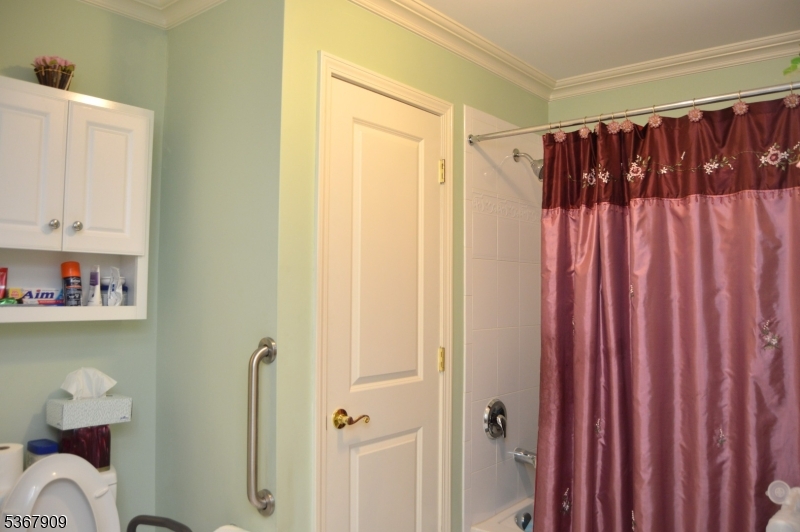 Rochelle Park Twp., New Jersey 07662, United States, 2 Bedrooms Bedrooms, ,2 BathroomsBathrooms,Residential,Active,160552