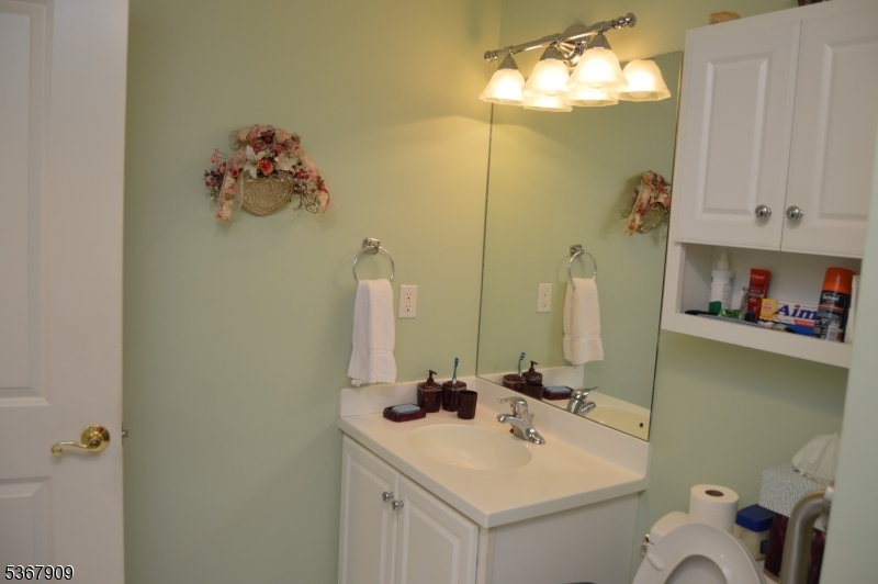 Rochelle Park Twp., New Jersey 07662, United States, 2 Bedrooms Bedrooms, ,2 BathroomsBathrooms,Residential,Active,160552