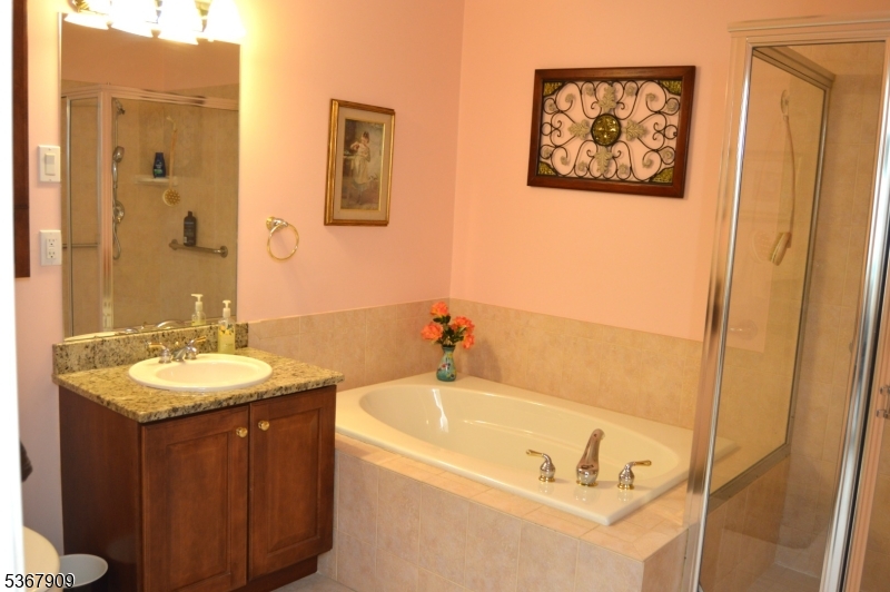 Rochelle Park Twp., New Jersey 07662, United States, 2 Bedrooms Bedrooms, ,2 BathroomsBathrooms,Residential,Active,160552