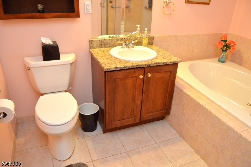 Rochelle Park Twp., New Jersey 07662, United States, 2 Bedrooms Bedrooms, ,2 BathroomsBathrooms,Residential,Active,160552
