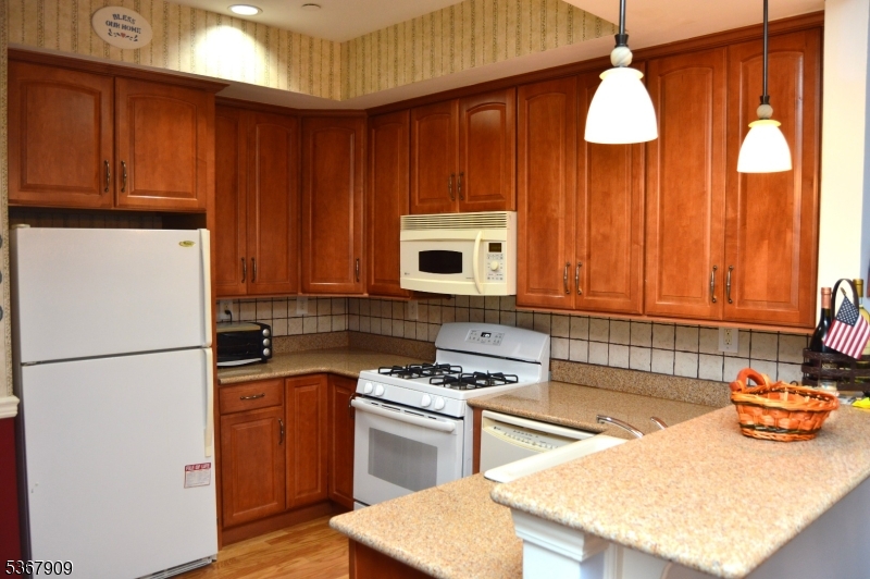 Rochelle Park Twp., New Jersey 07662, United States, 2 Bedrooms Bedrooms, ,2 BathroomsBathrooms,Residential,Active,160552