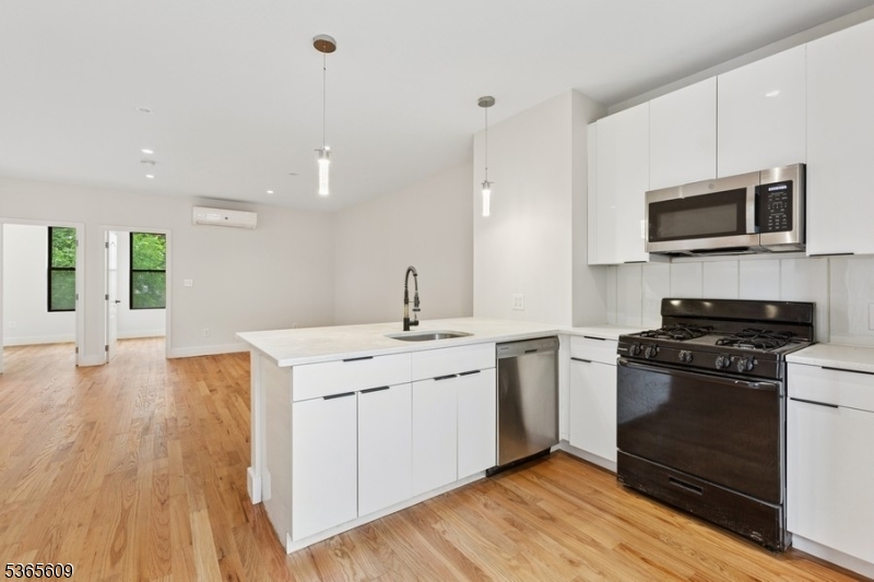 Jersey City, New Jersey 07307, United States, 4 Bedrooms Bedrooms, ,2 BathroomsBathrooms,Residential,Active,184641