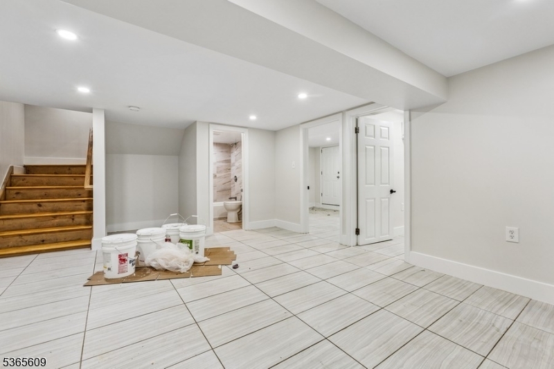 Jersey City, New Jersey 07307, United States, 4 Bedrooms Bedrooms, ,2 BathroomsBathrooms,Residential,Active,184641