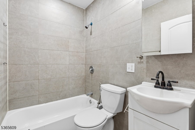 Jersey City, New Jersey 07307, United States, 4 Bedrooms Bedrooms, ,2 BathroomsBathrooms,Residential,Active,184641