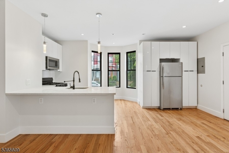 Jersey City, New Jersey 07307, United States, 4 Bedrooms Bedrooms, ,2 BathroomsBathrooms,Residential,Active,184641