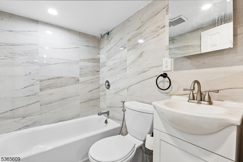 Jersey City, New Jersey 07307, United States, 4 Bedrooms Bedrooms, ,2 BathroomsBathrooms,Residential,Active,184641