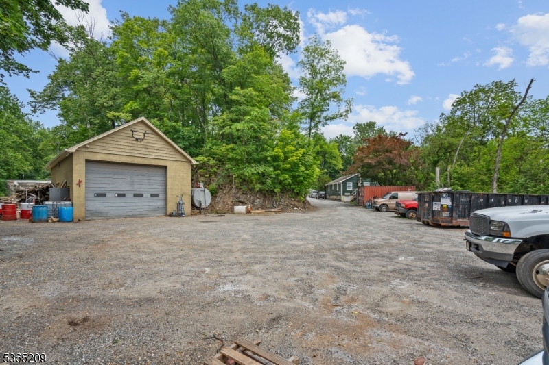 OUTDOOR TRUCK PARKING - Commercial Lease