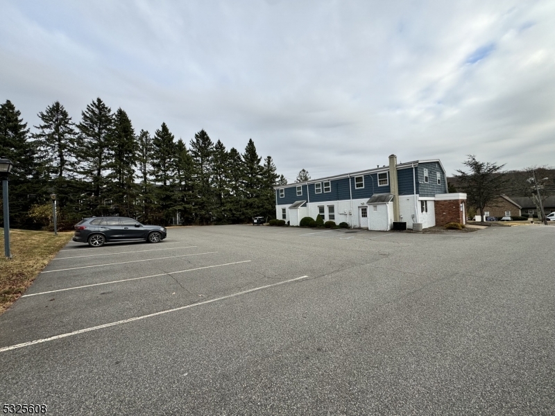 736 Mountain Blvd