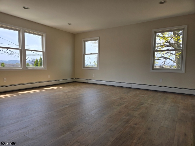 Woodland Park, New Jersey 07424, United States, 3 Bedrooms Bedrooms, ,2 BathroomsBathrooms,Residential,Pending,113388