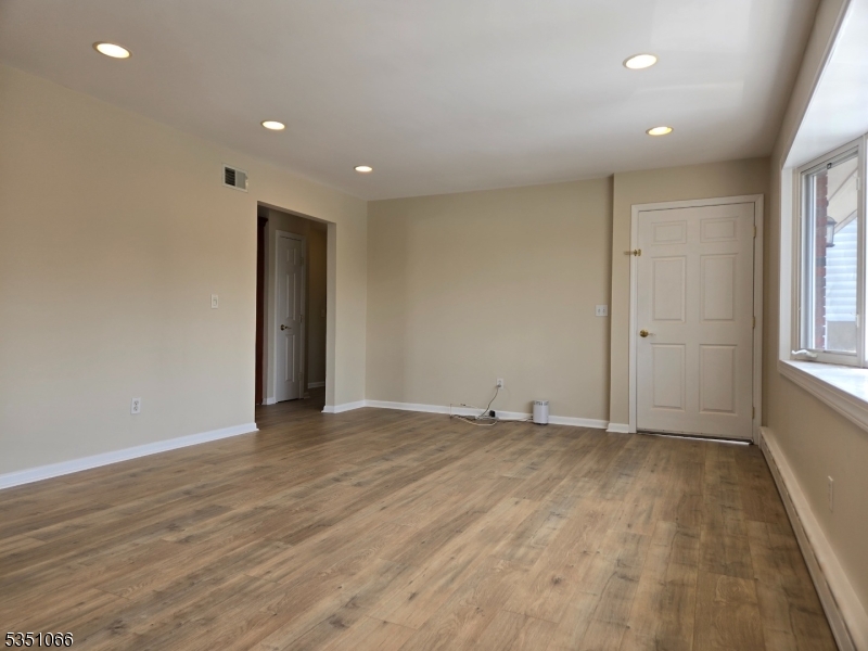 Woodland Park, New Jersey 07424, United States, 3 Bedrooms Bedrooms, ,2 BathroomsBathrooms,Residential,Pending,113388