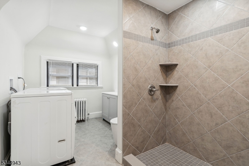 Jersey City, New Jersey 07304, United States, 6 Bedrooms Bedrooms, ,4 BathroomsBathrooms,Residential,Active,91049