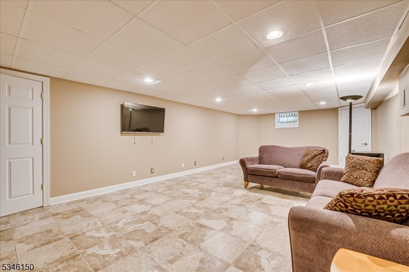 Franklin Twp., New Jersey 08873, United States, 4 Bedrooms Bedrooms, ,3 BathroomsBathrooms,Residential,Pending,100612