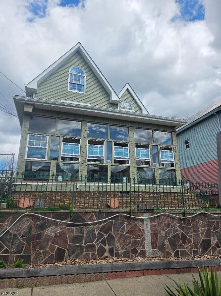 Beautiful and Light Filled Second floor unit with 2 spacious bedrooms, Formal Dining Area and Living Room, Hardwood Flooring Throughout. Separate Utilities.