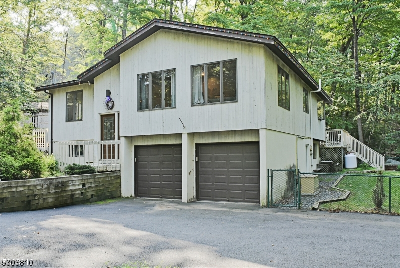 Photo 3 of 21 of 26 Glen Cove Rd house