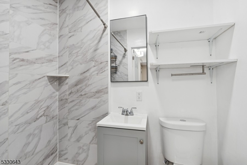 East Orange City, New Jersey 07017, United States, 3 Bedrooms Bedrooms, ,3 BathroomsBathrooms,Residential,Pending,83690