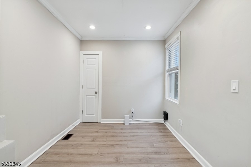 East Orange City, New Jersey 07017, United States, 3 Bedrooms Bedrooms, ,3 BathroomsBathrooms,Residential,Pending,83690