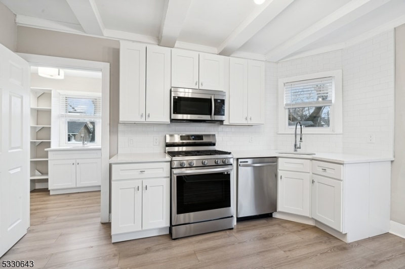 East Orange City, New Jersey 07017, United States, 3 Bedrooms Bedrooms, ,3 BathroomsBathrooms,Residential,Pending,83690