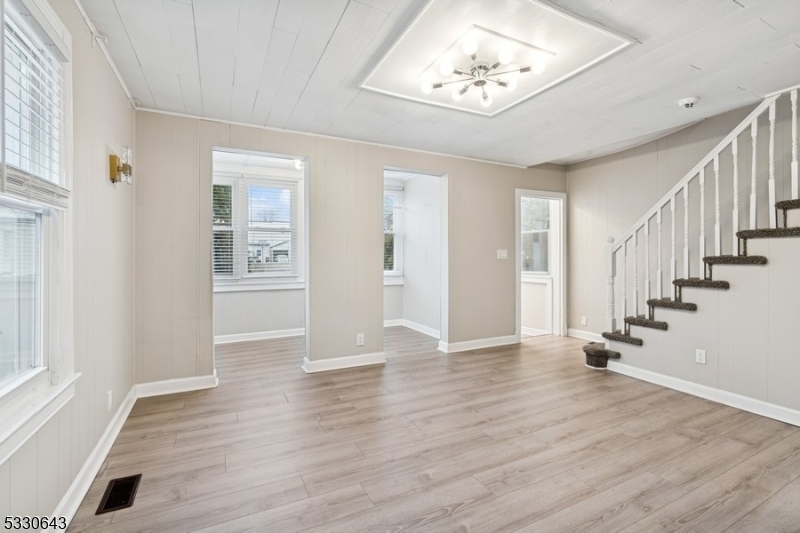 East Orange City, New Jersey 07017, United States, 3 Bedrooms Bedrooms, ,3 BathroomsBathrooms,Residential,Pending,83690