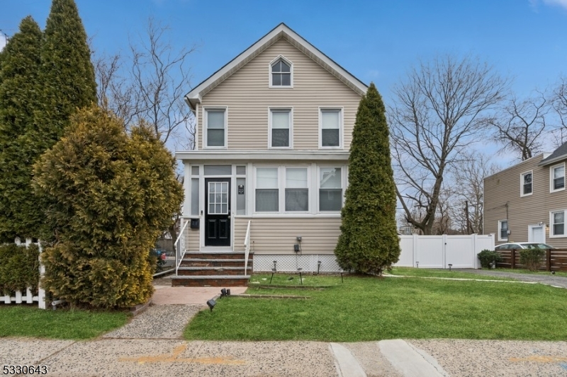 East Orange City, New Jersey 07017, United States, 3 Bedrooms Bedrooms, ,3 BathroomsBathrooms,Residential,Pending,83690