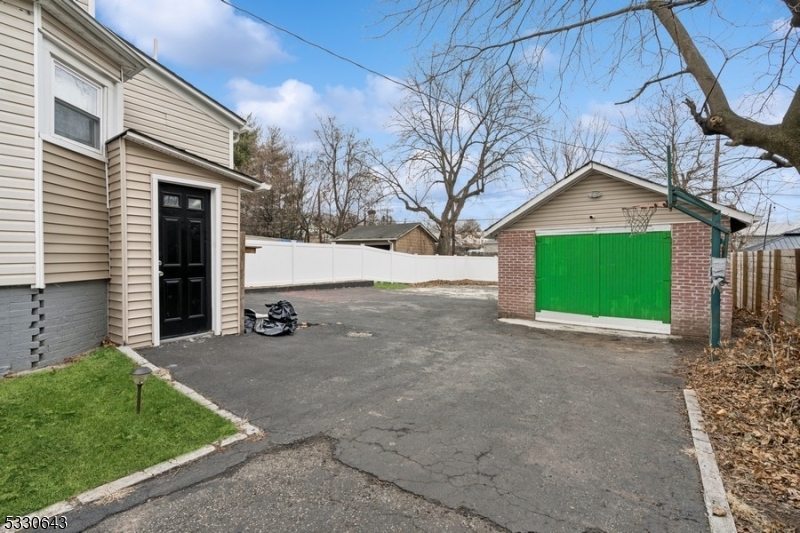 East Orange City, New Jersey 07017, United States, 3 Bedrooms Bedrooms, ,3 BathroomsBathrooms,Residential,Pending,83690