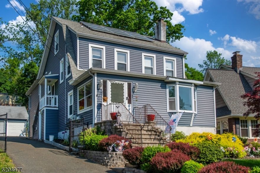 Lovely 2 Bedroom, 1 bath apartment with spacious living space. Hardwood floors, ceiling fans and laundry in unit. Supreme quiet, convenient location close to the center of Morristown.  Minutes to restaurants and shops! Close to major highways 287, 80, 24 and train station, a prime location!