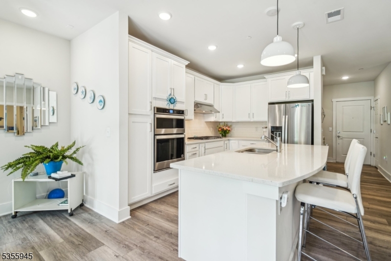 2 Vanderbilt Blvd 103