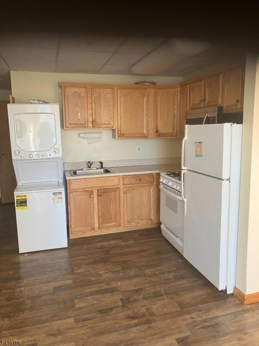One  bedroom apartment in the heart of Sussex!  Close to ShopRite, Antique Shops, Eateries and more!  Building has an elevator.