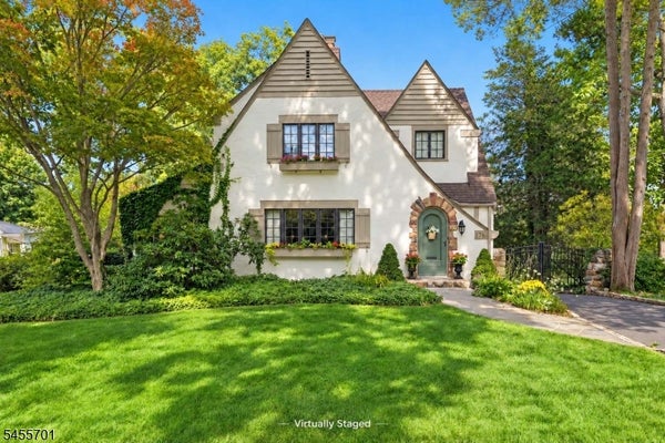 176 CANOE BROOK PKWY, SUMMIT, NJ 07901 - Image f7a56db6b572f1ebd31b4a7b5d5dfbec/943097310