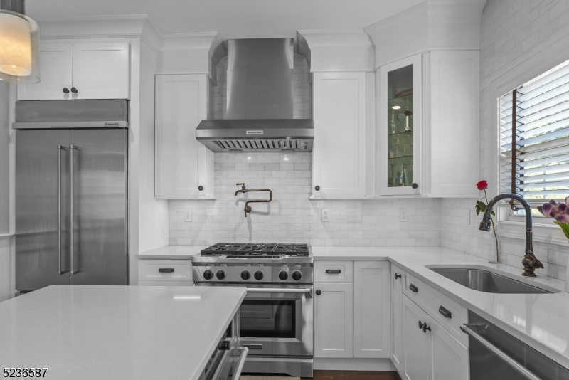 Photo 8 of 50 of 407 W Inman Ave house