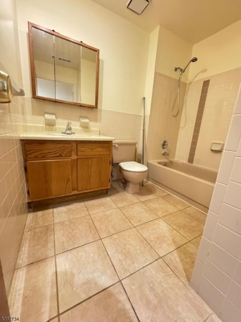 Edison Glen Terr - Residential Lease