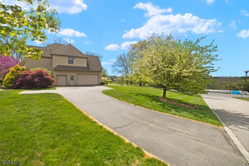 2 Sutton Ct