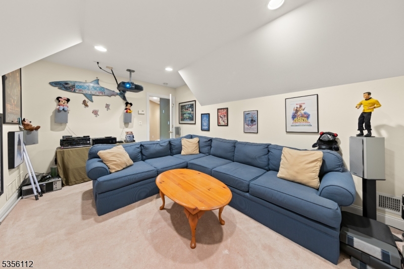 2 Sutton Ct