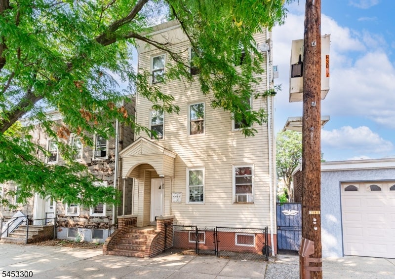 83 New York Ave - Photo 2