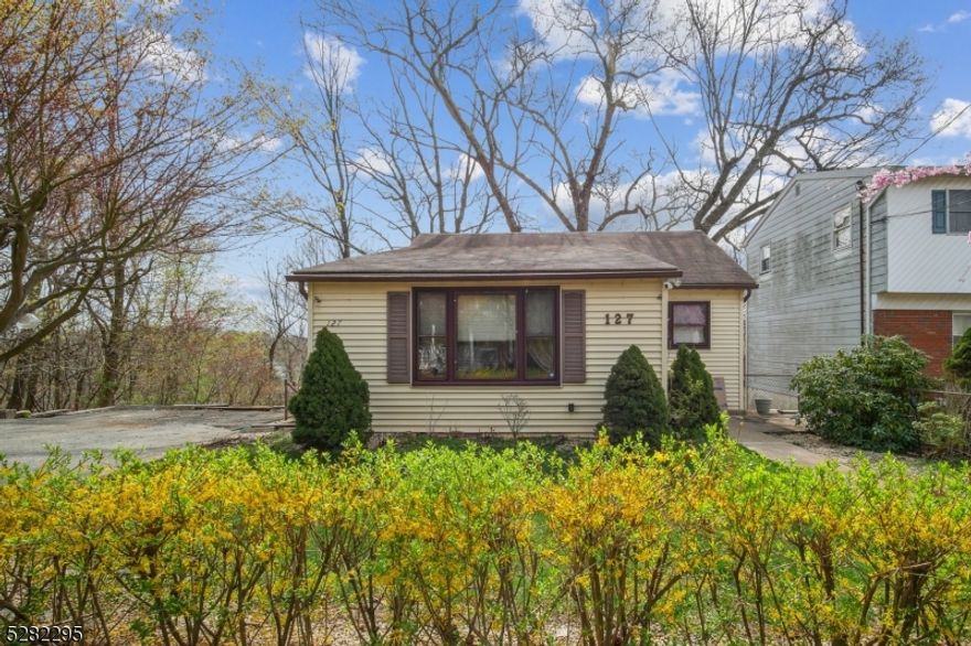 Don't miss this chance to grab this 3 bedroom home in this desirable neighborhood. Convenient for shopping and close to major highways. Perfect opportunity to make this home your own.