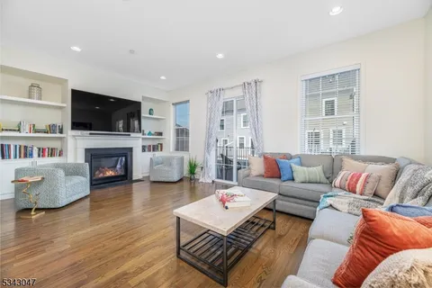 MLS: 3950888