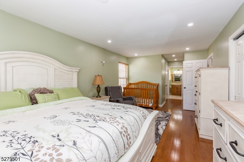 Dunellen Boro, New Jersey 08812, United States, 3 Bedrooms Bedrooms, ,3 BathroomsBathrooms,Residential,Pending,44280