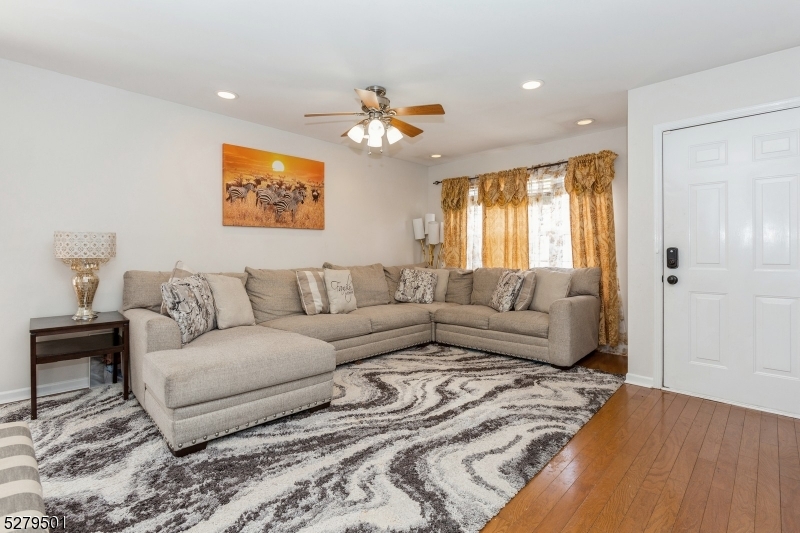 Dunellen Boro, New Jersey 08812, United States, 3 Bedrooms Bedrooms, ,3 BathroomsBathrooms,Residential,Pending,44280