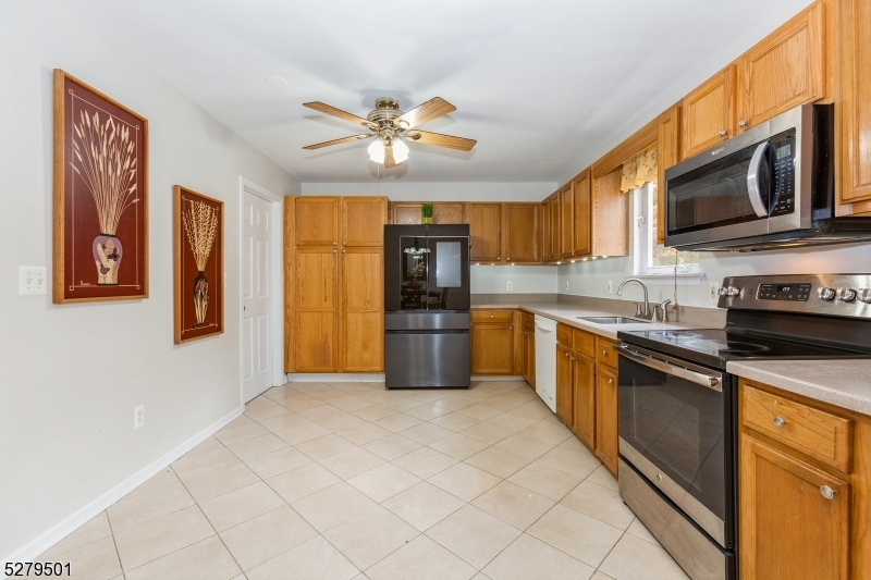 Dunellen Boro, New Jersey 08812, United States, 3 Bedrooms Bedrooms, ,3 BathroomsBathrooms,Residential,Pending,44280