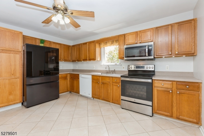 Dunellen Boro, New Jersey 08812, United States, 3 Bedrooms Bedrooms, ,3 BathroomsBathrooms,Residential,Pending,44280